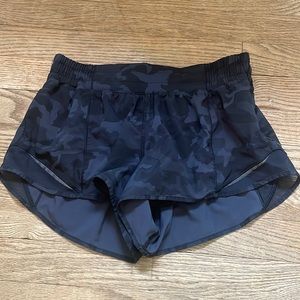 Lululemon Hottie Hot short 2.5